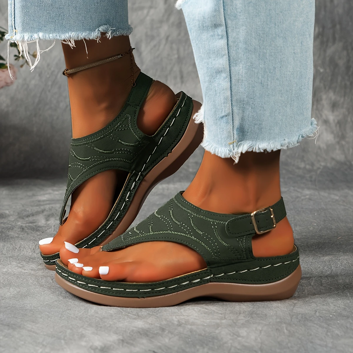 Trendige orthopädische Sandalen