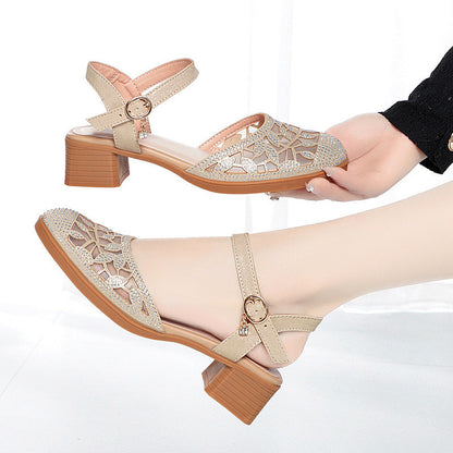 Elegant women's pumps with low heel 4 cm black