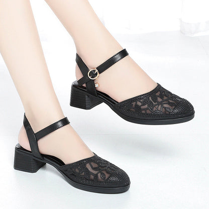 Elegant women's pumps with low heel 4 cm black
