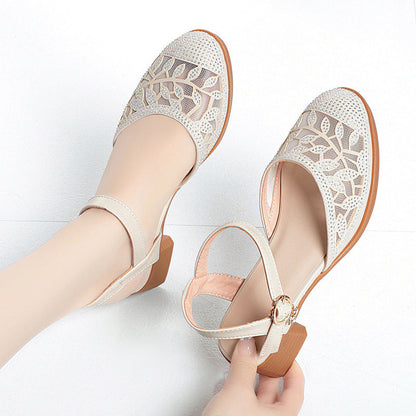 Elegant women's pumps with low heel 4 cm black