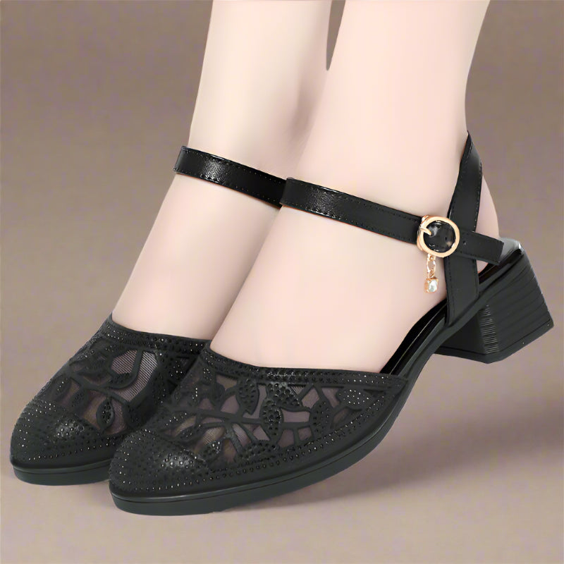 Elegant women's pumps with low heel 4 cm black
