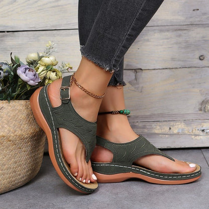 Trendige orthopädische Sandalen